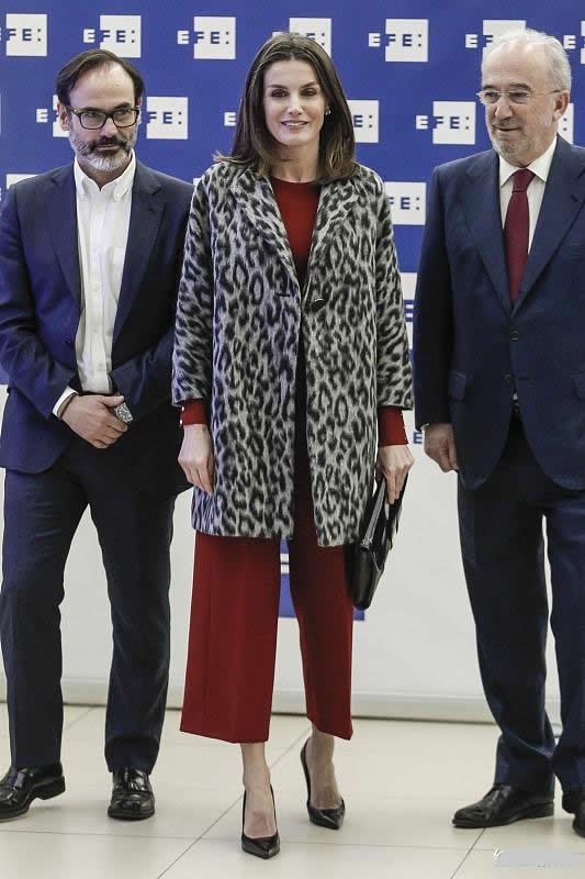 西班牙王后穿灰色外套配酒红裤装大气高贵，成中年女士的穿搭范本