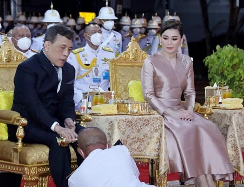 诗妮娜|苏提达一袭伞裙装造型亮相,拉开后宫恩宠差距,上得厅堂富有情商