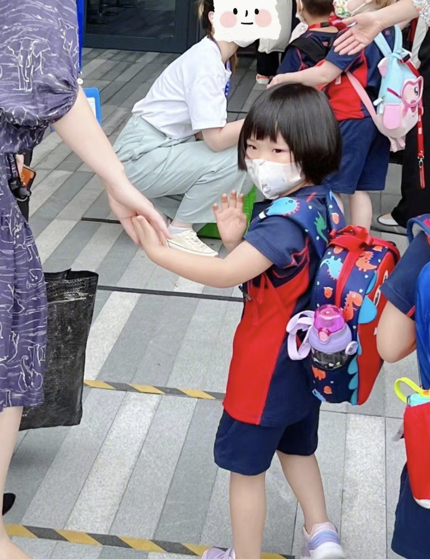 小姐姐|王祖蓝送娃在上海入学，调侃李亚男探头张望：家长开学日统一姿势