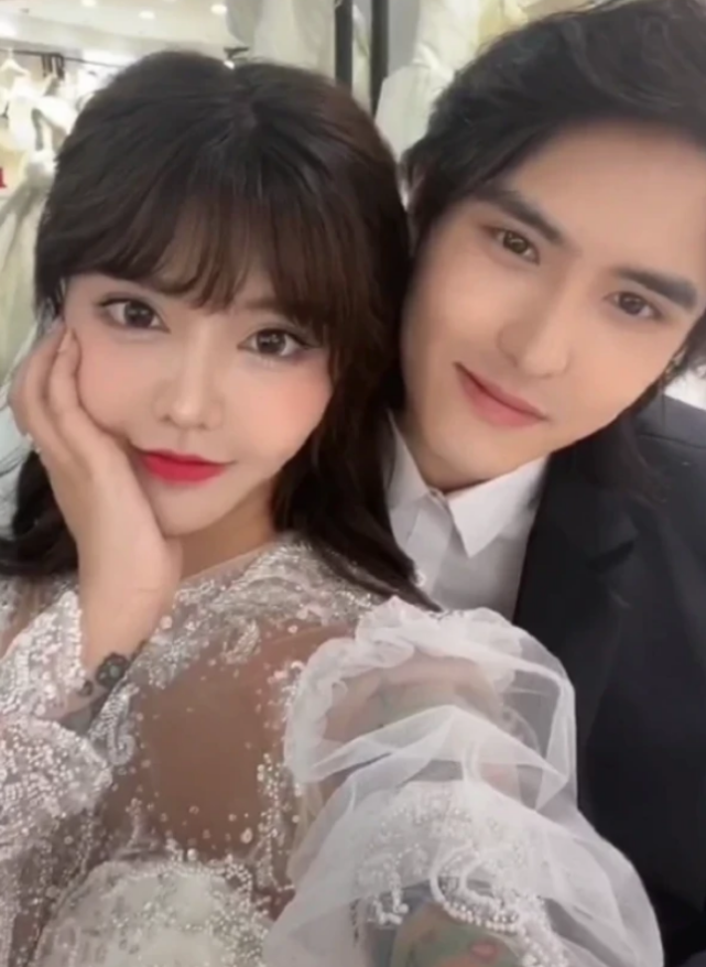 韩安冉|韩安冉带女儿拍照，小猪妹颜值逆袭，一头黄色卷发被赞像洋娃娃