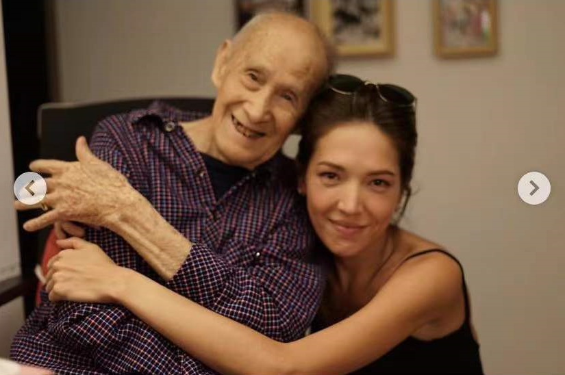 许玮甯|知名女星喊话96岁外公！盼望其早日睁眼平安过年，晒合照紧搂对方