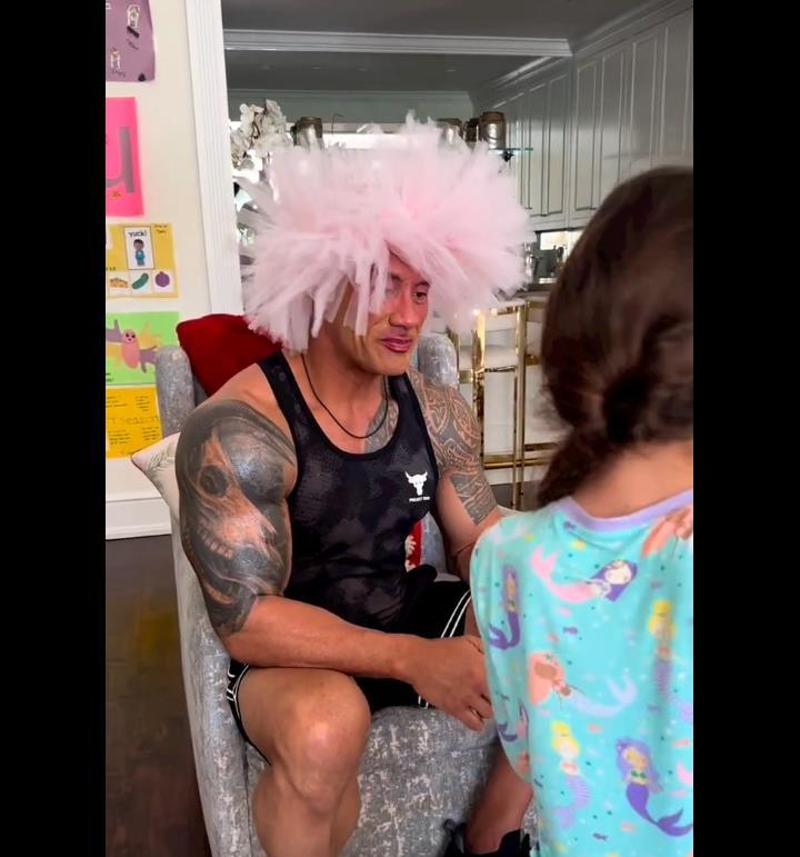 绿灯侠|巨石强森化身壮汉版小丑女逗女儿开心，下秒穿芭蕾蓬蓬裙直接卡住