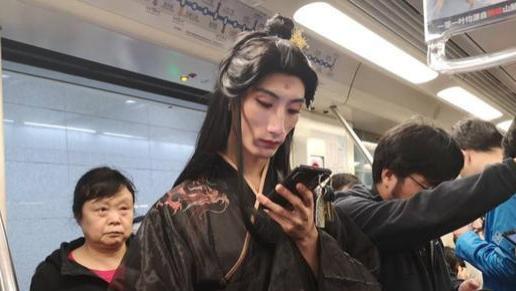 纪实：小伙穿汉服逛商场，却遭保安嘲笑驱赶：穿得像个“人妖”