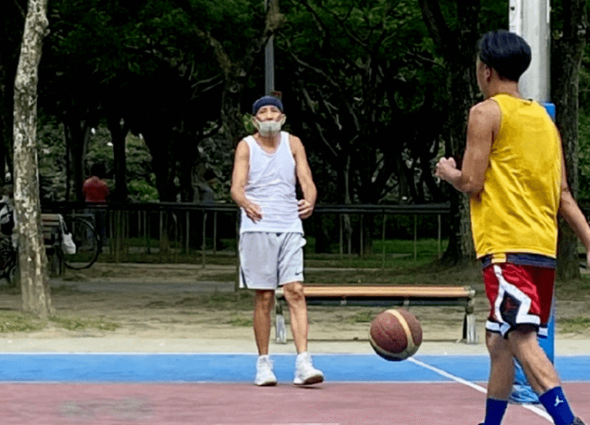 林青霞|76岁秦汉罕露面!外出打球身形佝偻手暴青筋,瘦到脸颊凹陷惹担忧