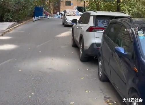 吃完饭停了一晚上的车,有住户楼上丢沙袋砸车,女子:我没错