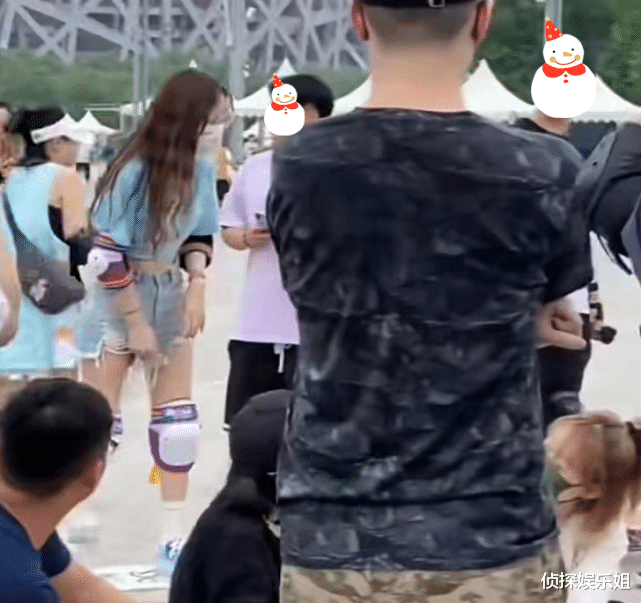 李小璐|40岁李小璐人气高,玩滑板引路人追着拍,被赞白瘦美争相合影