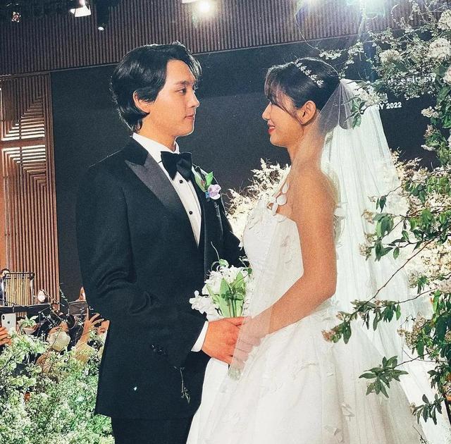 李钟硕|她结婚的时候全网宅男泪目了！想到李钟硕终究意难平，近照显沧桑