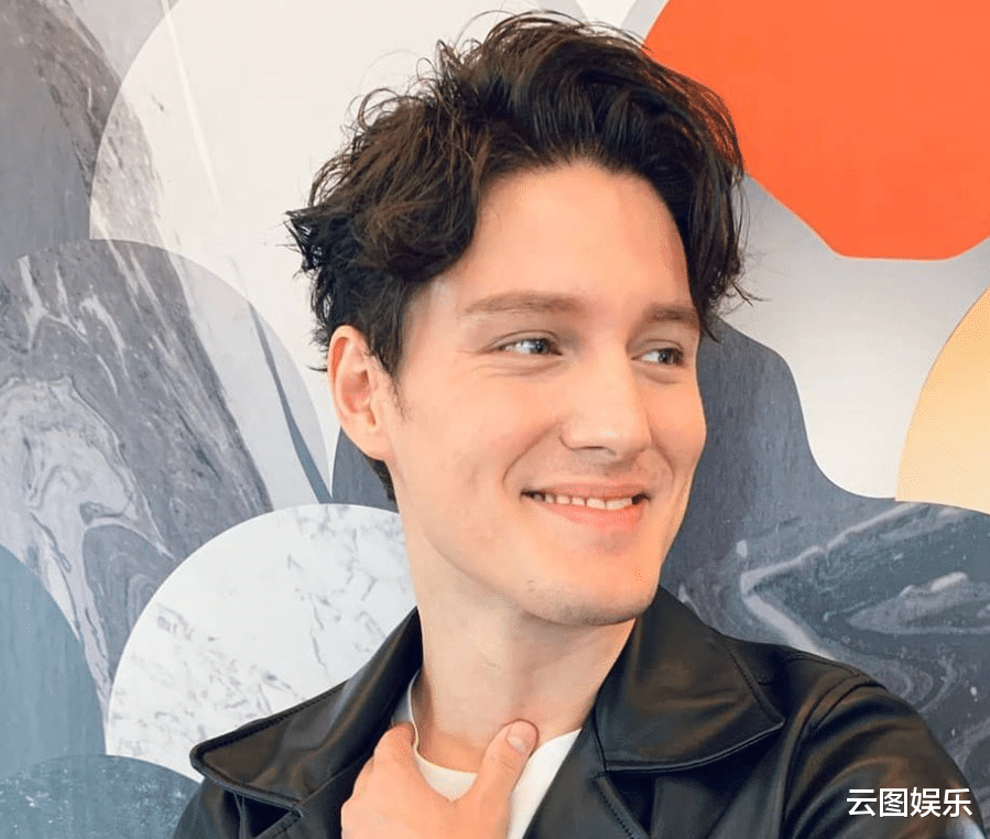 |周华健混血儿子野外游泳!32岁留长发胡子拉碴,身材健硕男人味足