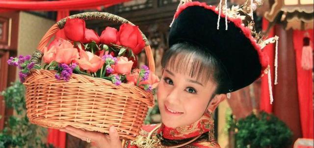 海陆|海陆与男友路边当众亲吻，曾因综艺被质疑社交能力不足