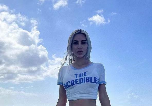 金·卡戴珊|恭喜卡戴珊，享受沙滩和海浪，秀出漂亮小蛮腰，41岁，气质很棒