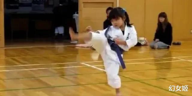 安培被刺身亡,这下石田萌美的日本第一美女保镖称号怕是保不住了