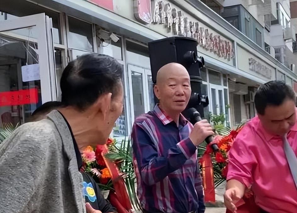 杨少华 90岁杨少华罕见现身美发店!白头发染成黑色,皮肤松弛牙齿缺一颗