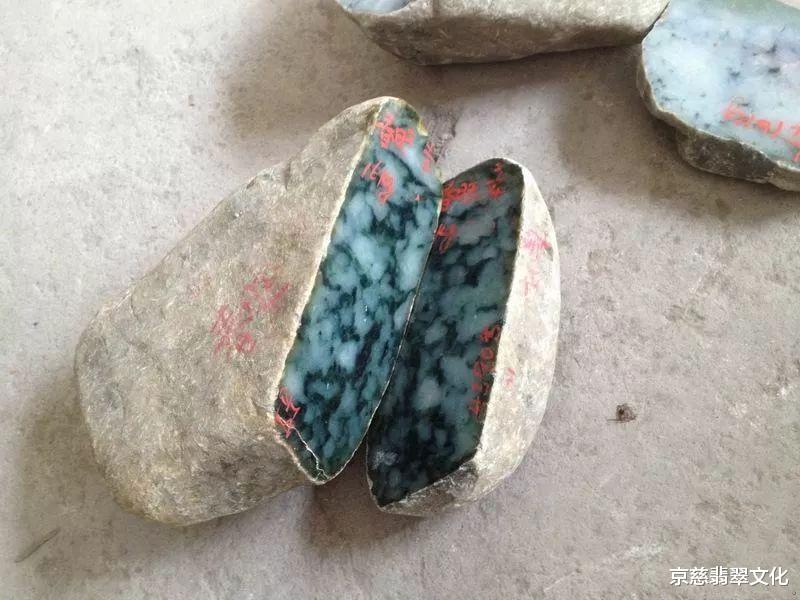 翡翠|闺蜜自信花3200拿下块料子，却不曾想被一片癣“狠狠打脸”，最后却喜笑颜开