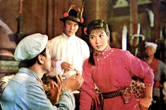 白莲花|电影怀旧：吴海燕宫喜斌主演《白莲花》，她曾被称“上影一枝花”