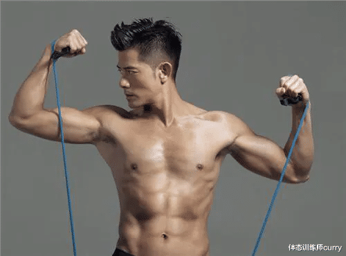 郭富城|天王郭富城越老越迷人，55岁依然肌肉炸裂，增肌要注意这三方面