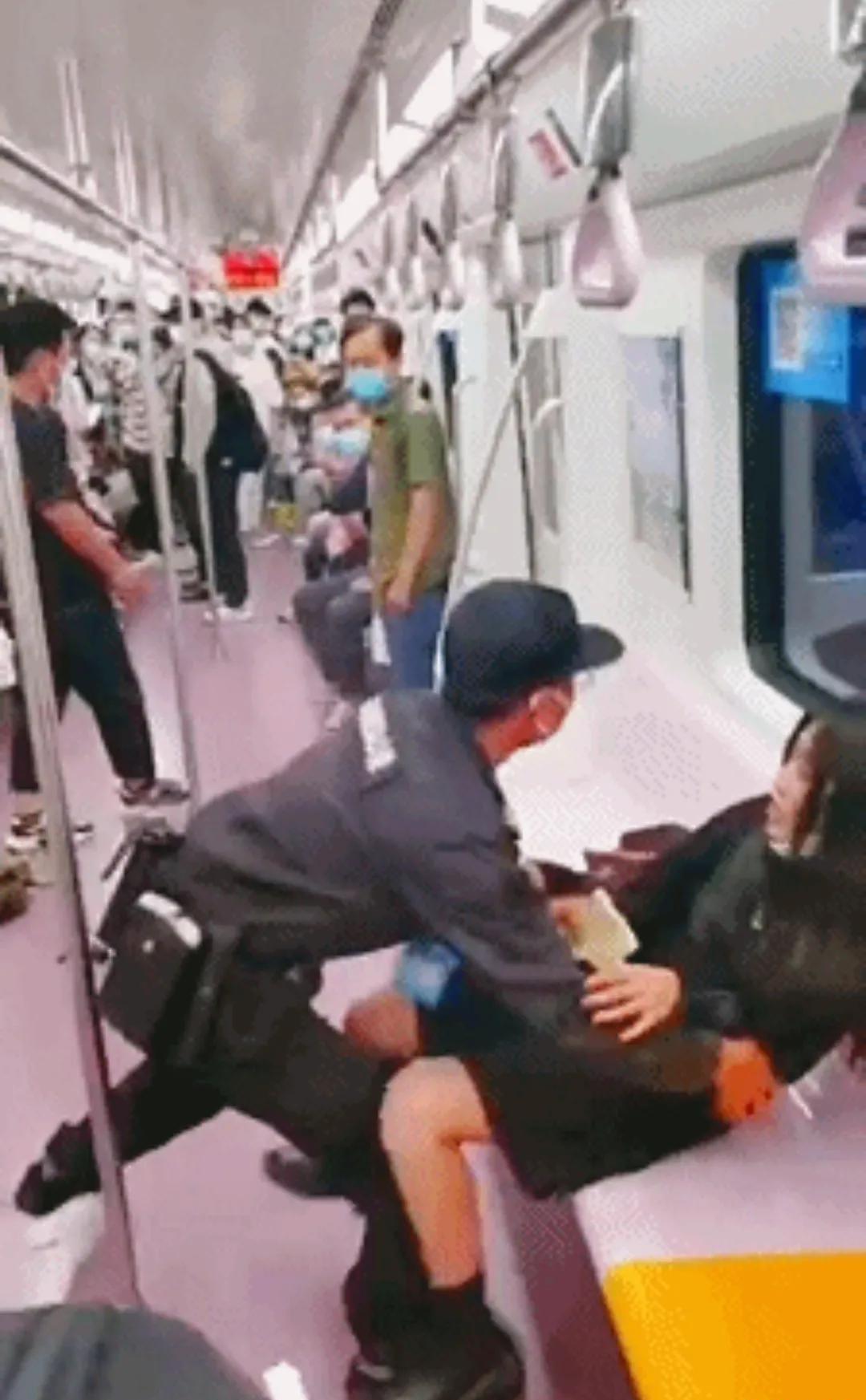 西安女子衣不蔽体被拖出地铁,官方回应引热议,网友:为保安点赞