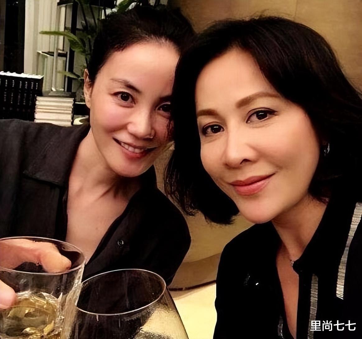 王菲|王菲刘嘉玲聚餐,同穿黑色造型的王菲更朴素,但气质却明显更抢眼