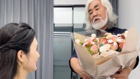 张纪中|张纪中妻子直播“做法”，摆4口“大锅”行为迷惑，嫌他走得慢？