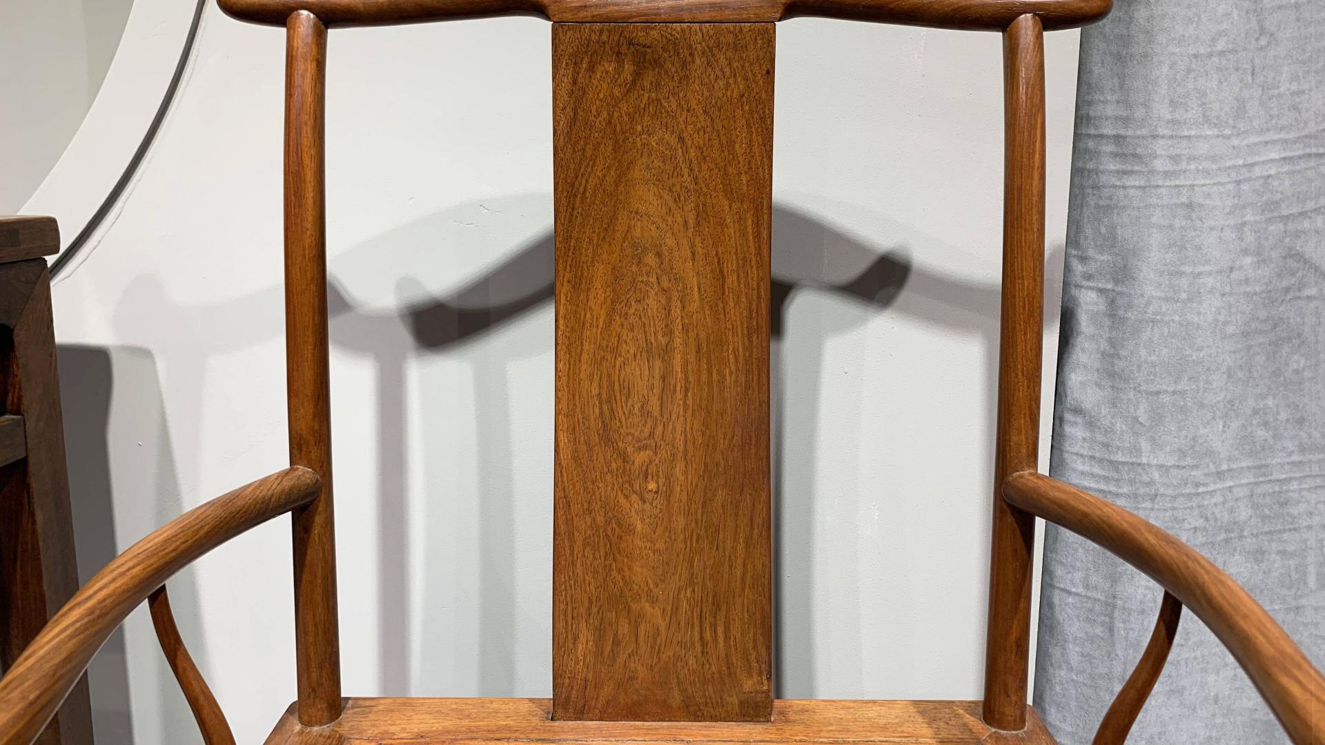 |搭脑中弯、两端后撇，牛头式黄花梨四出头椅