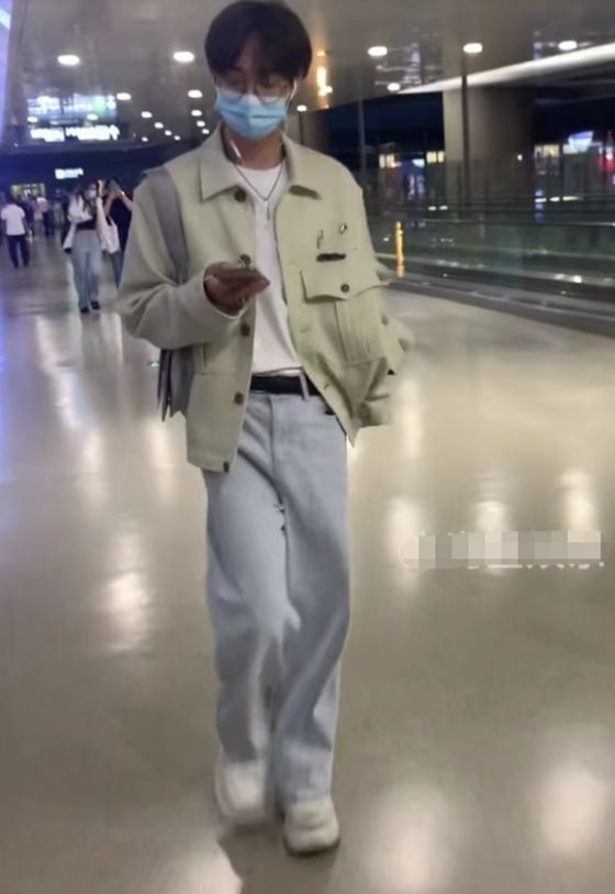 伊能静|伊能静与儿子挽手出行，哈利人气超过妈妈，走路姿势引发热议