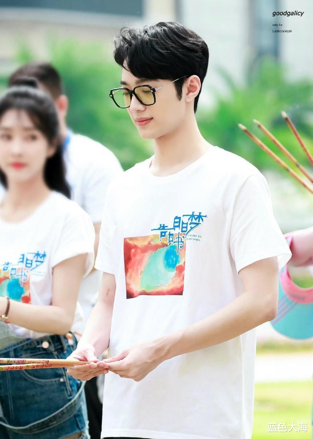 00后|得帅成啥样!00后爱豆出街,粉丝直呼:看到他再也看不到别人的脸