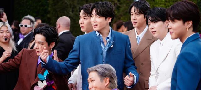 金泰亨|BTS舞台鲨疯了!金泰亨与Olivia耳鬓厮磨画面,中米外米反应爆笑