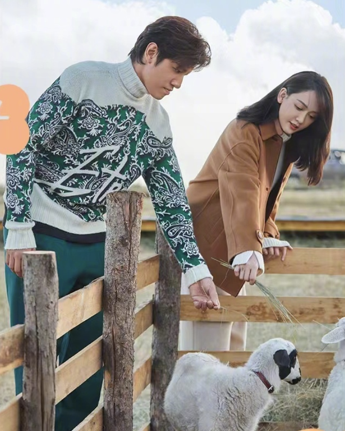 陈乔恩|向华强夫妇探班影帝，向太与郭富城拥抱，抚摸梁朝伟脸颊气场强大