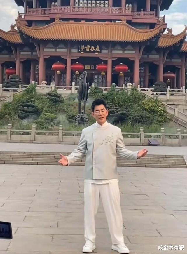 任贤齐|56岁任贤齐现身长沙街头,亲和友善吃酥饼,排长队买包子毫无架子