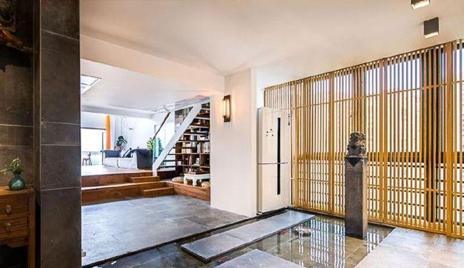 你见过在家里地板养鱼的吗?客厅里面装小院,这装修太神奇了!