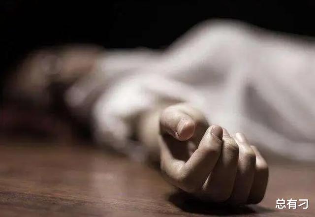 女子去世,医生父亲坚持要尸检,女婿当场下跪阻止