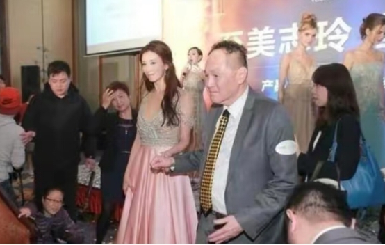 豪门明星|86岁亿万富豪又换新女友?被保镖护送上车,曾自曝交往过上万人