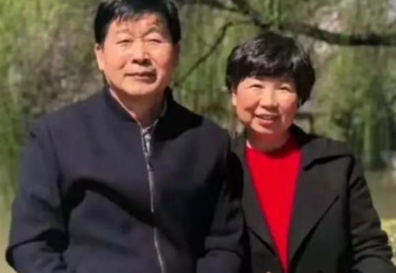 奇奇|田静晒姚威遛娃视频,公园内开小火车父爱满满,奇奇走路酷似爷爷