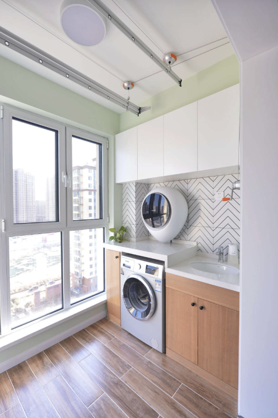 92㎡一屋两人两狗，客厅装个“假阳台”，在家看书撸狗太幸福了