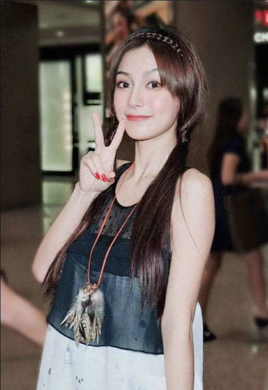 Angelababy|刚出道时照片曝光,没有找到自我的AngelaBaby,每张看着都像别人