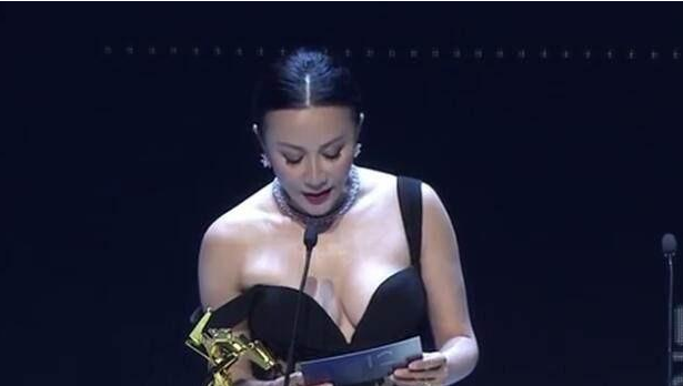 演绎|同穿“滑肩”礼服，刘嘉玲贾静雯差距太大，网友：生过孩子就是不一样