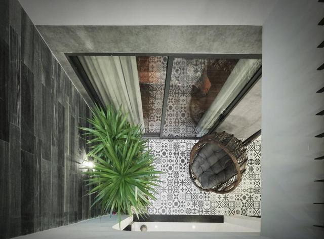 自己住市区,给父母在郊区买别墅养老,装修简单舒适,自己两边跑