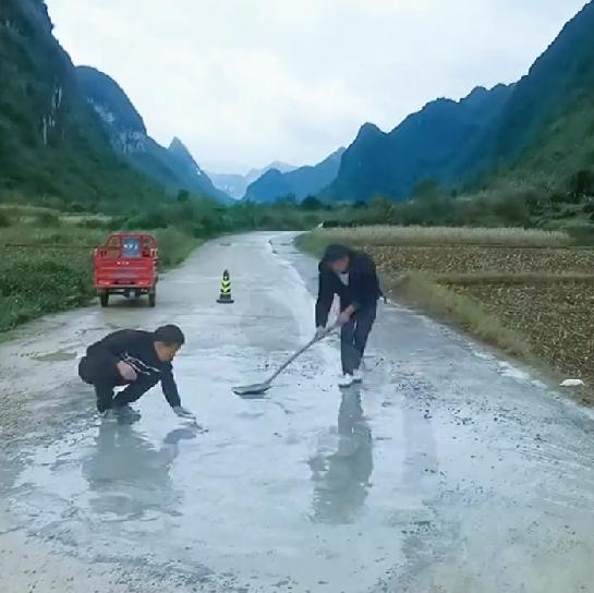 两男子为了修路出钱出力,村民夸赞:好小伙,娶我家女儿不用彩礼