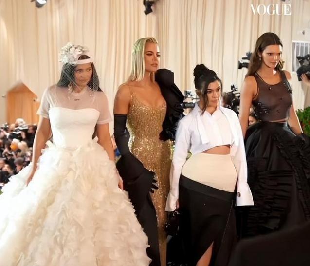 陈妍希|金卡戴珊携男友现身MetGala，身穿梦露古董衣，金发十分引人注目