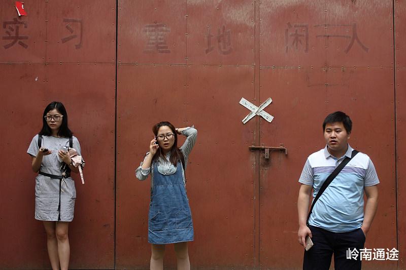 华为|村官属于公务员吗？如果不属于，报考公务员的时候有没有优势？