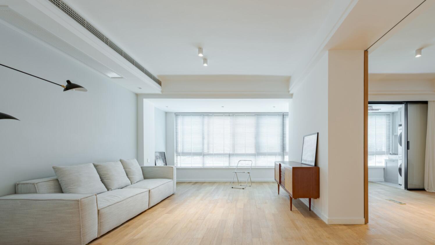 为提高采光，她拆掉家里所有的隔墙，完工后通透明亮，大气极了