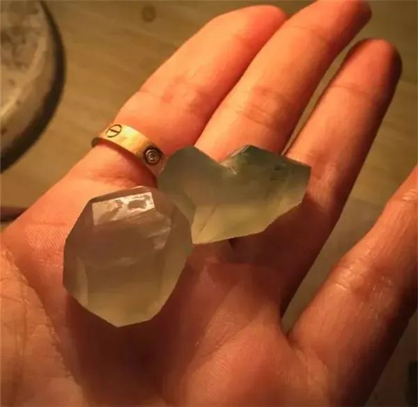 翡翠|“石不可貌相”，1万块入手的小灯泡翡翠原石，竟切出高冰翡翠蛋面！