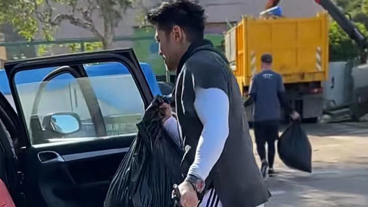 唐文龙|唐文龙约50岁男星海边捡垃圾，直接跪地不嫌脏，对方踩铁钉疑受伤