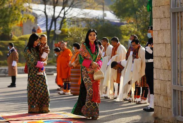 |不丹国庆,王子公主纷纷现身,美女含量很高,王子们颜值不尽如意