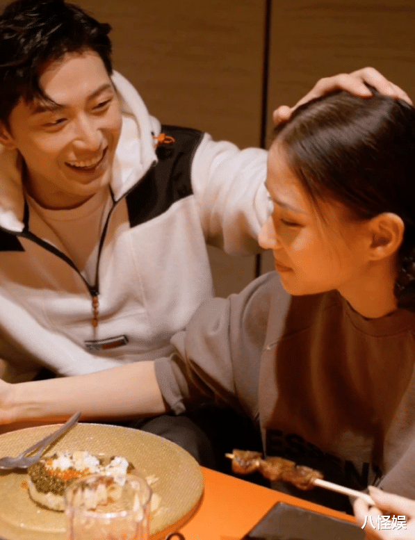 何超莲|何超莲整蛊窦骁，假装变魔术往男友嘴里塞纸团，相爱相杀日常好甜