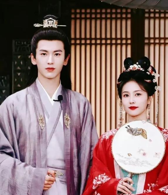 杨幂|白鹿到张凌赫家中两度过夜，热恋期情侣鞋被抓包，恋情助攻新剧