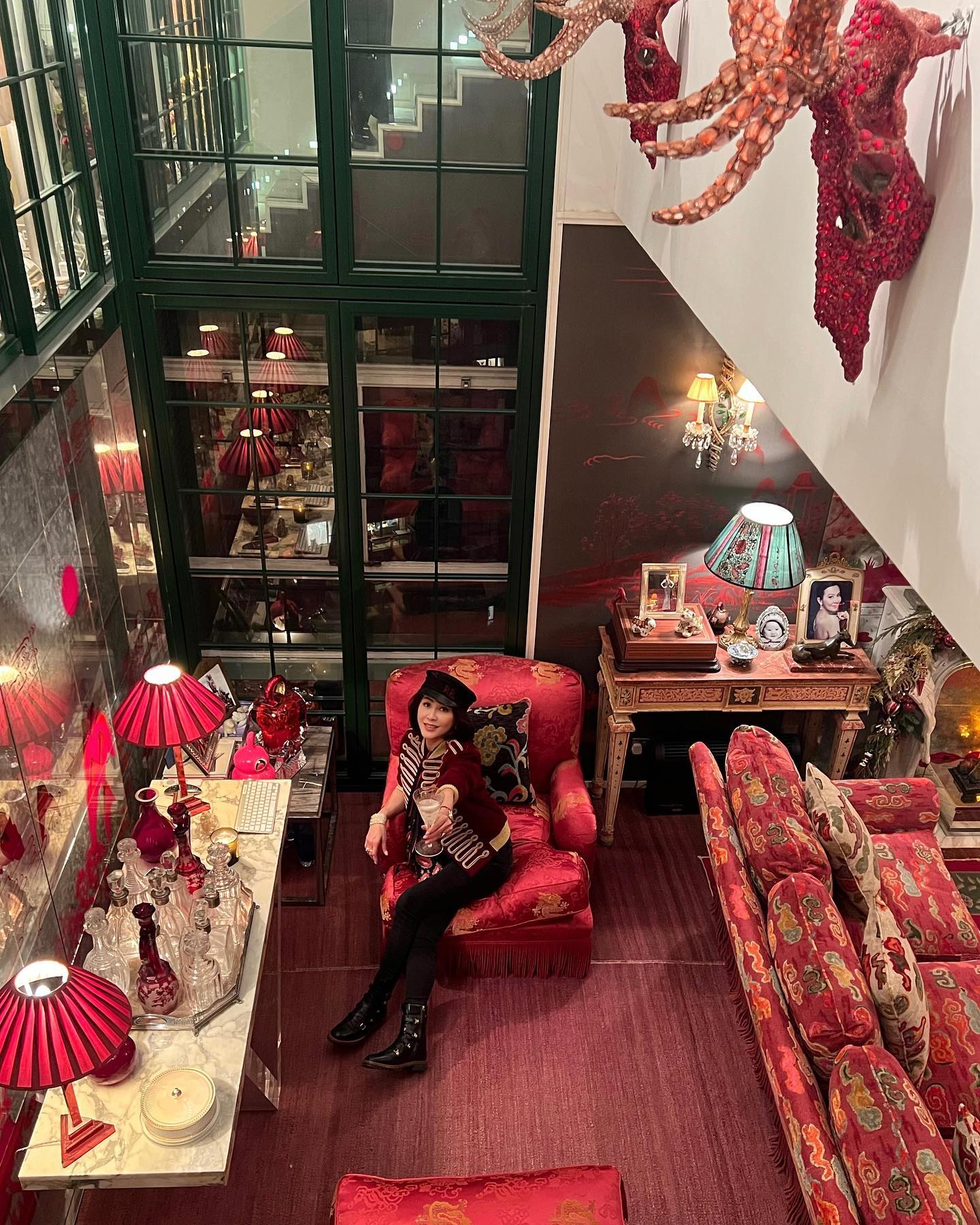 梁朝伟|梁朝伟回国头发花白变化大!与刘嘉玲秀恩爱,豪宅内2米桃树吸睛