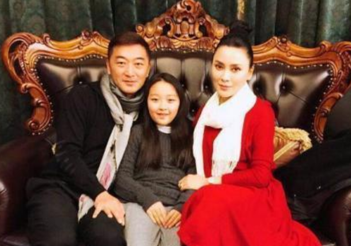 邵峰|邵峰夫妇暂居加拿大！滑雪参加派对生活滋润，16岁女儿在当地出生