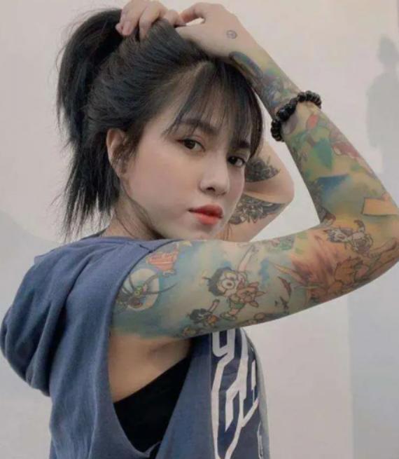 江苏一女子洗文身,胸口处刻“感谢父母”,网友:孝心刻在了外表