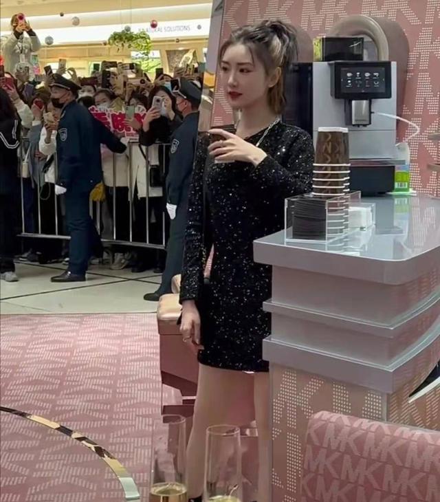 毛晓彤|毛晓彤商场亮相被抓拍，穿圆领长裙扎马尾辫，路人视角下依然迷人