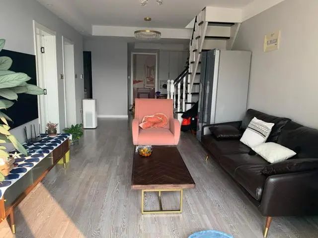 最顶层新房,地面铺木地板,客厅不做电视墙,颜值高,很舒适!